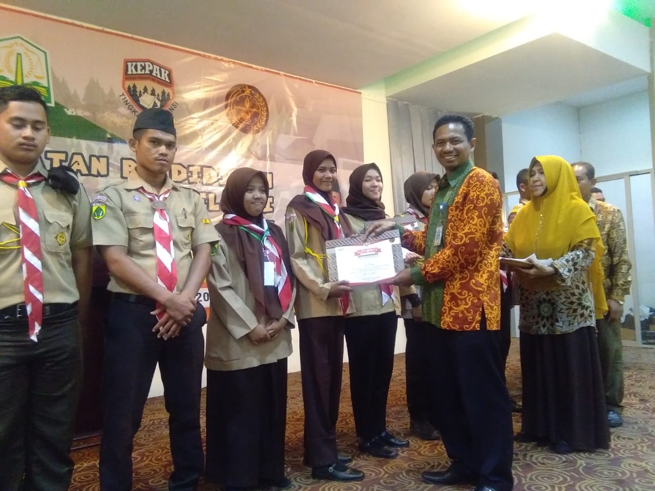 Kabid SMA dan PKLK, Zulkifli S.Pd M.Pd menyerahkan hadiah kepada juara umum Kepak 2019 dari SMAN 1 Nisam
