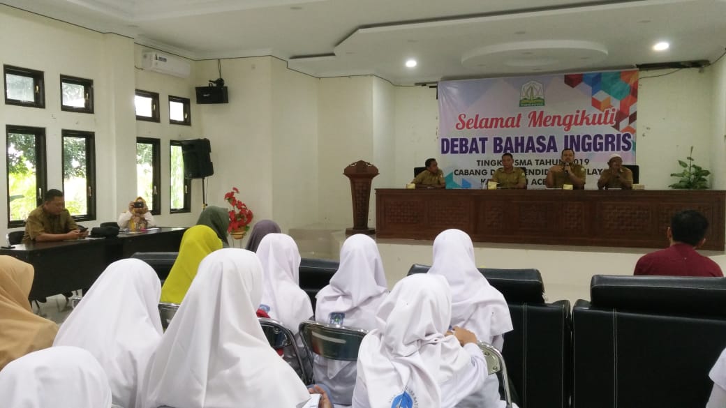Kacabdindik Aceh Utara membuka Lomba Debat Bahasa Inggris