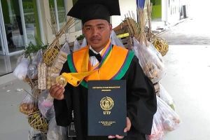 Unik, Amiruddin Ikut Wisuda Sambil Bawa Beronjong Sayur