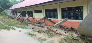 Longsor Robohkan Pagar SMAN 1 Makmur
