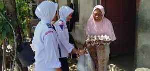 Pandemi Covid-19, Taruna SMKN Penerbangan Aceh Bagikan Sembako untuk Masyarakat Kurang Mampu