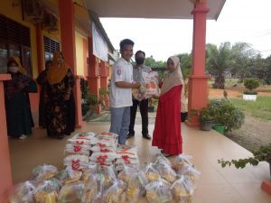 Pandemi Covid-19, SMKN 1 Pante Bidari Bagi Sembako untuk Siswa Kurang Mampu