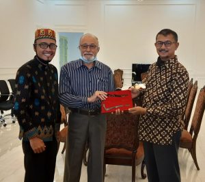 Rencong Batu di Pinggang Wali