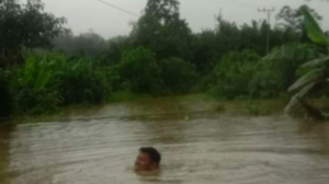 Luar Biasa Perjuangan Guru Ini Mengajar Saat Banjir dan Longsor Menghadang