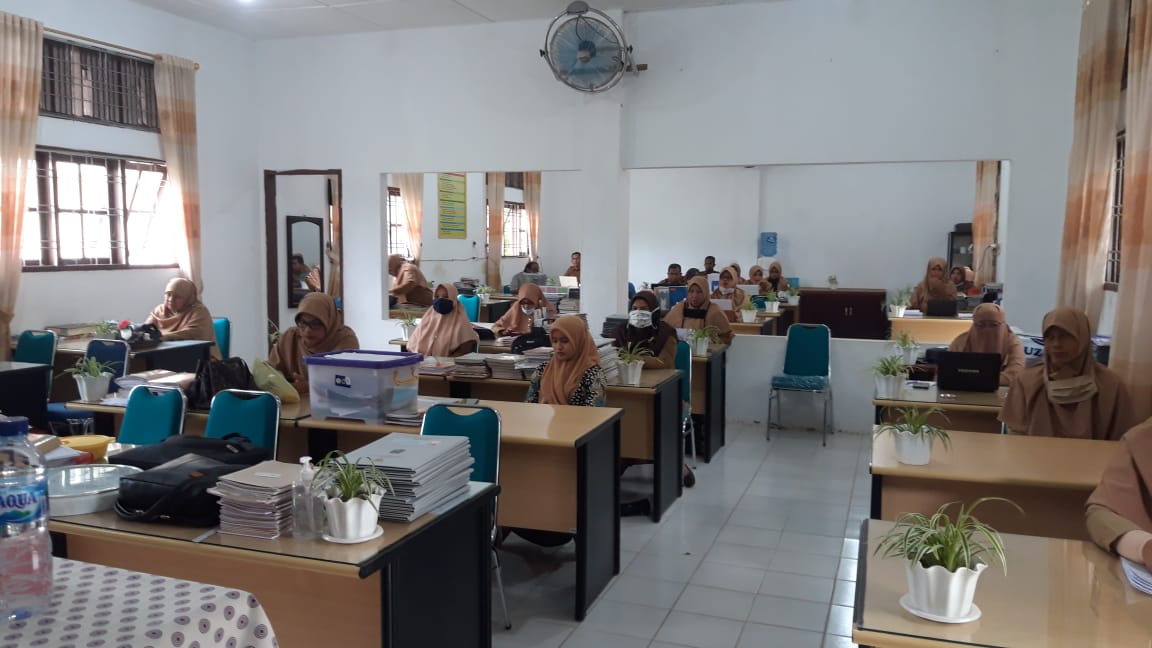 Guru SMAN 1 Kuala Dilatih Penyusunan Soal Ujian Offline Berbasis Komputer