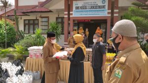 Hikmah Ramadan, SMKN 2 Lhokseumawe Berbagi Takjil untuk Masyarakat dan Sembako bagi GTK Non PNS