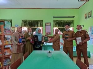 Pustaka SMAN 7 Lhokseumawe Terima Wakaf Buku Tokoh Aceh Prof Dr Ir M Amin Aziz MSc