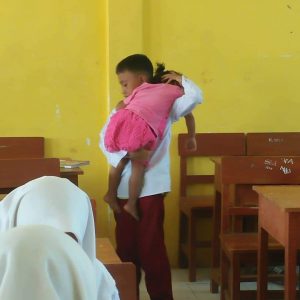 Siswa SD Gendong Adik Belajar di Sekolah, Begini Ceritanya