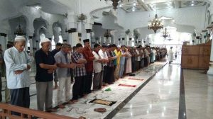 Tak Lagi Jaga Jarak, Begini Suasana Salat Jumat di Masjid Baiturrahman Aceh