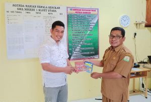 Alumni SMAN 1 Kluet Utara Serahkan Buku ke Sekolah
