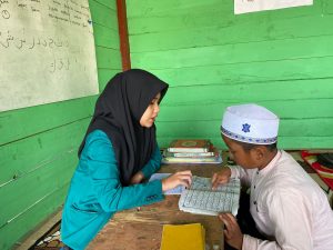 KKM ke Bener Meriah, Cut Tania Safira Tarmizi Age Ngajar Anak Desa Baca Al-Quran