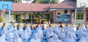 KCD Pendidikan Bireuen Ajak Siswa Cium Pipi Ibu dan Ayah sebelum Berangkat ke Sekolah