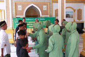 Sambut HUT Persit Ke-76, Ketua Persit Cab XXXIV Dim 0111/Bireuen Beri Santunan Anak Yatim