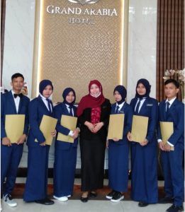 Tiga Siswi Perhotelan SMKN 1 Jeunieb Belum Lulus Sudah Diterima Kerja