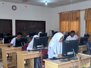 SMAN 1 Meureudu Laksanakan Ujian Semester Menggunakan Aplikasi Beesmart