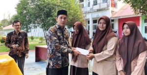 Pembagian Hadiah Kegiatan Ekstrakurikuler, OSN-K dan Pembagian Rapor di SMAN 1 Teunom Meriah
