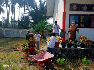 Babinsa Posramil dan Siswa SMA Simpang Mamplam Ikut Gotong Royong di SMA