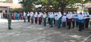 Serda Mawardi Babinsa Koramil 01/Bireuen Berikan Wasbang Kepada Siswa Baru SMAN 3 Bireuen