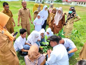 Siswa ABK Ikut Tanam Pohon Berbuah di Lingkungan Sekolah
