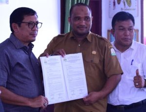 Kadisdik Aceh Serahkan 12 Unit Laptop untuk Guru Master Of Trainer di Aceh Timur