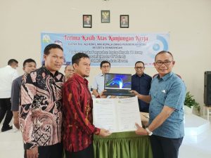 Kadisdik Aceh Serahkan Laptop untuk 11 Guru Inti Bireuen