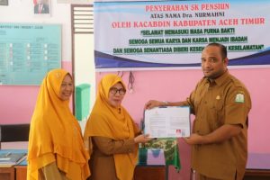 Kacabdindik Aceh Timur Serahkan Langsung SK Pensiunan Guru