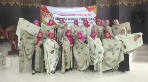 Tingkatkan Kreativitas, Darma Wanita Persatuan Cabang Dinas Pendidikan Lhokseumawe Dilatih Ecoprint