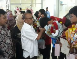 Tiba di Aceh, Pelajar Peraih Medali di Bangkok Disambut Kalungan Bunga