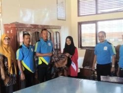 Kacabdisdik Aceh Selatan Dihadiahi Baju Batik Karya Siswa SMKN 1 Tapaktuan