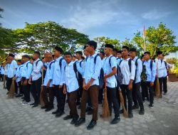 300 Siswa SMKN 2 Sigli Bersihkan Mesjid Keunire