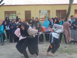 Asyiknya Lomba Tarik Sarung, Warnai Kemeriahan Perayaan HUT RI Ke -78 di SMAN 1 Teupah Selatan