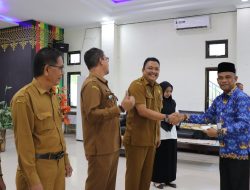 Kacabdin Lhokseumawe Serahkan 34 SK Kenaikan Pangkat