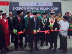 Menteri Koperasi TETEN MASDUKI Bersama Rektor USK Lepas Ekspor Nilam Ke Perancis