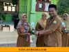 Kepala SDN Lamklat Aceh Besar Beri Trofi kepada Guru dengan Kehadiran Tercepat