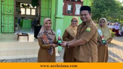 Kepala SDN Lamklat Aceh Besar Beri Trofi kepada Guru dengan Kehadiran Tercepat