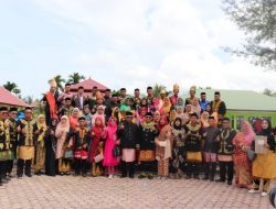Gaun Adat Nusantara Warnai Upacara Hardiknas Cabdisdik Simeulue