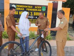 Cut Dhea Siswa Miskin Kini dapat Sepeda dari Owner Potret Galery