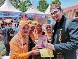 Sambut Kunker Kadisdik Aceh dan Bupati Bireuen, SMA Negeri 1 Juli hadiahkan Novel dan Cerpen karya Guru dan siswa