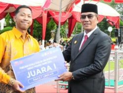 Kepala SMA Unggul Cut Nyak Dhien Langsa Raih Hadiah Umrah dari Pemerintah Aceh