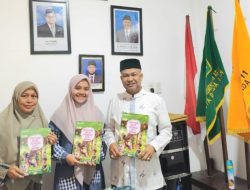 Alumni MIN 11 Banda Aceh Serahkan Buku Hasil Karya Kepada Kepala Madrasah