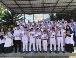 Kolaborasi Bersama Duta Baca Indonesia, MIN 11 Banda Aceh Serahkan Puluhan Buku Antologi Puisi