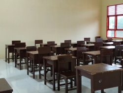 Kacabdin Bireuen Tunaikan Janji, Kirim 75 Meja Kursi untuk Siswa SMAN 1 Jeumpa