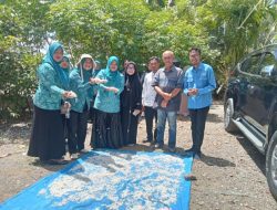 Wakil Ketua TP PKK Aceh, Mukarramah Tinjau Desa Sentra Janeng Riting, Indrapuri