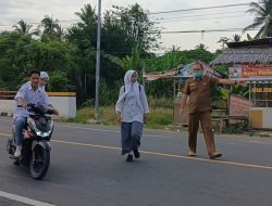 Aksi Kacabdin Bireuen Hentikan Mobil Dinasnya untuk Bantu Siswa Menyebrang Jalan di Hari Pertama sekolah