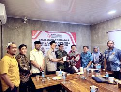 Wakil Ketua Komisi II DPR RI Zulfikar Arse Menerima Souvenir Parfum Nilam Aceh