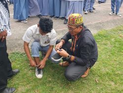 Momen Hardikda, Kacabdin Bireuen Hadiahi Sepatu dan Pakaian untuk Siswa Kurang Mampu di SMAN 1 Juli