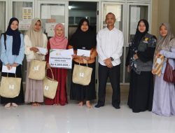 Rumah Amal Masjid Jamik USK Salurkan Bantuan untuk Mahasiswa Korban Kebakaran Asrama